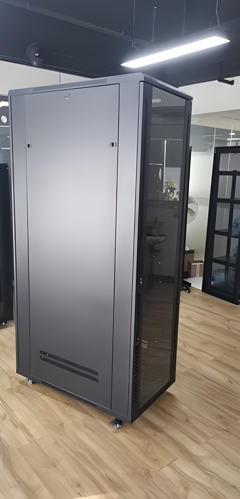 泽雷特网络机柜 — 6U到42U全尺寸段，壁挂式和落地式可选，适用于网络设备、安防设备、弱电箱